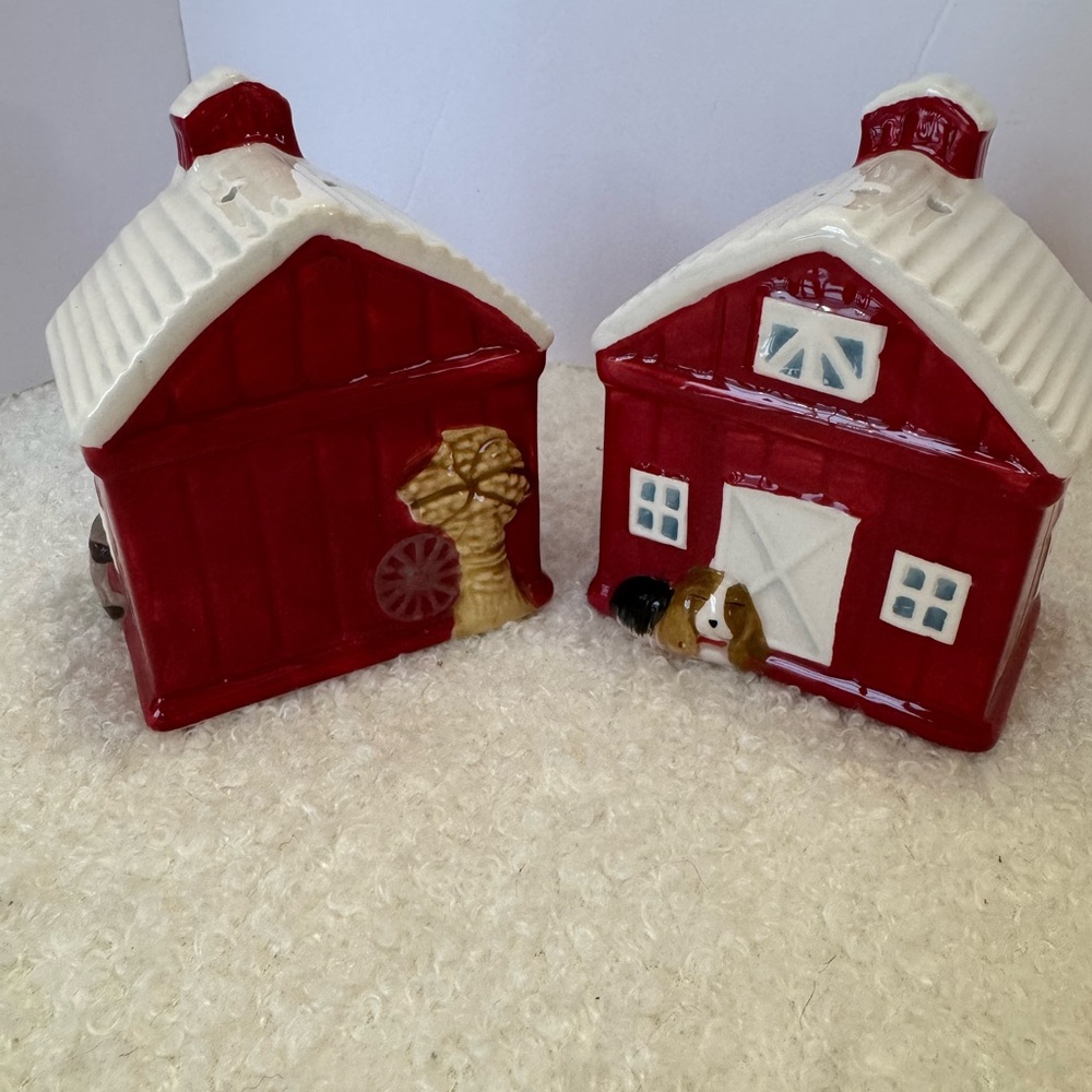 The Pioneer Woman Red Barn salt pepper shakers set Charlie retired collection